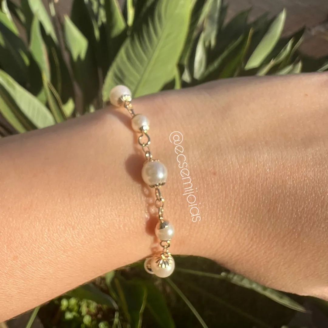 Pulseira com pérolas de 8 e 6mm intercaladas - 17m + extensor - banhado a ouro 18k