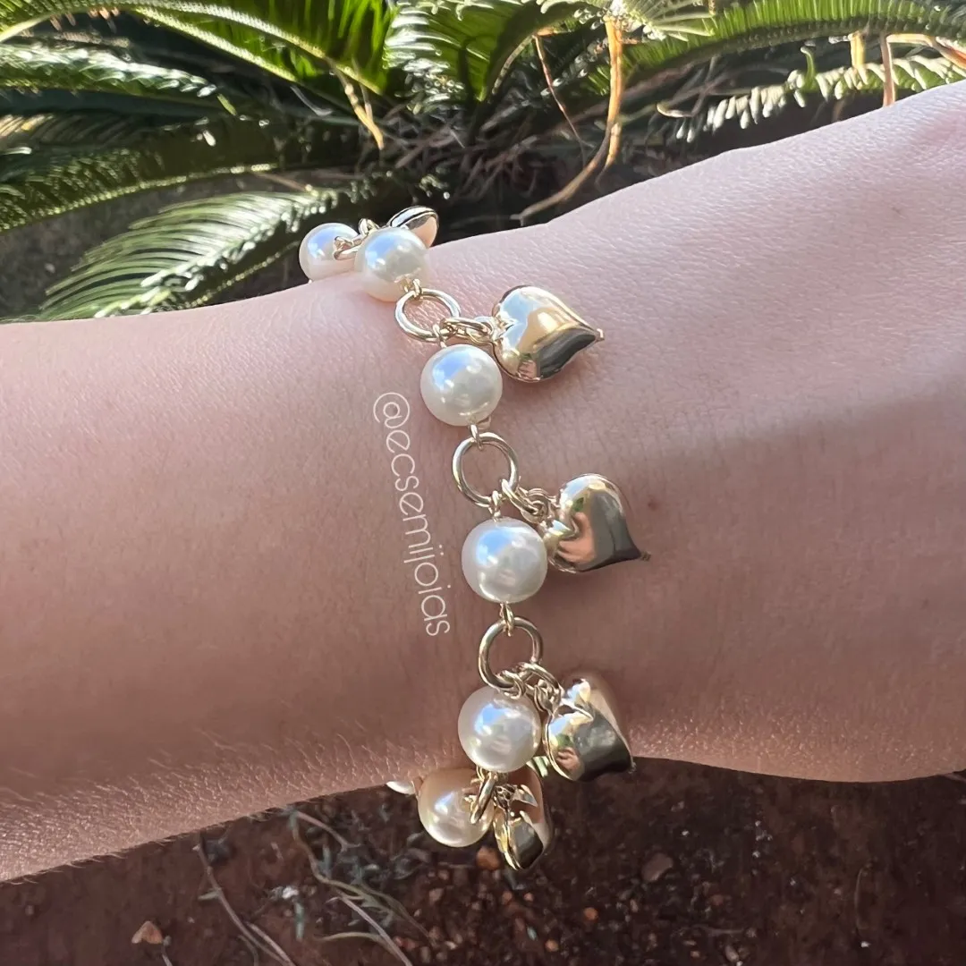 Pulseira de corações lisos e pérolas 8mm - 15,5cm + extensor - banhado a ouro 18k