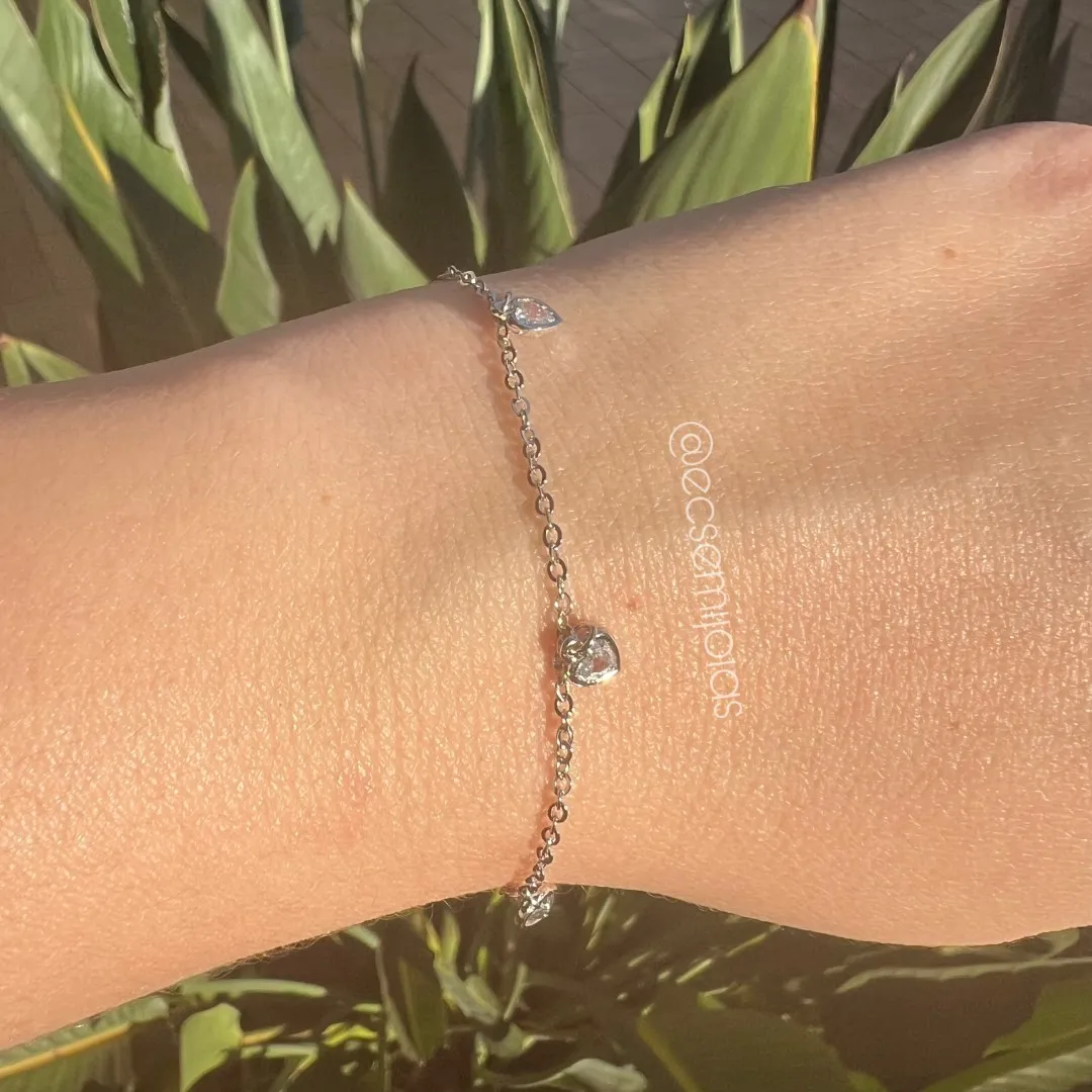 Pulseira elo português fininho com 5 corações de zircônias penduradas - 19cm + extensor - banhado a ródio branco