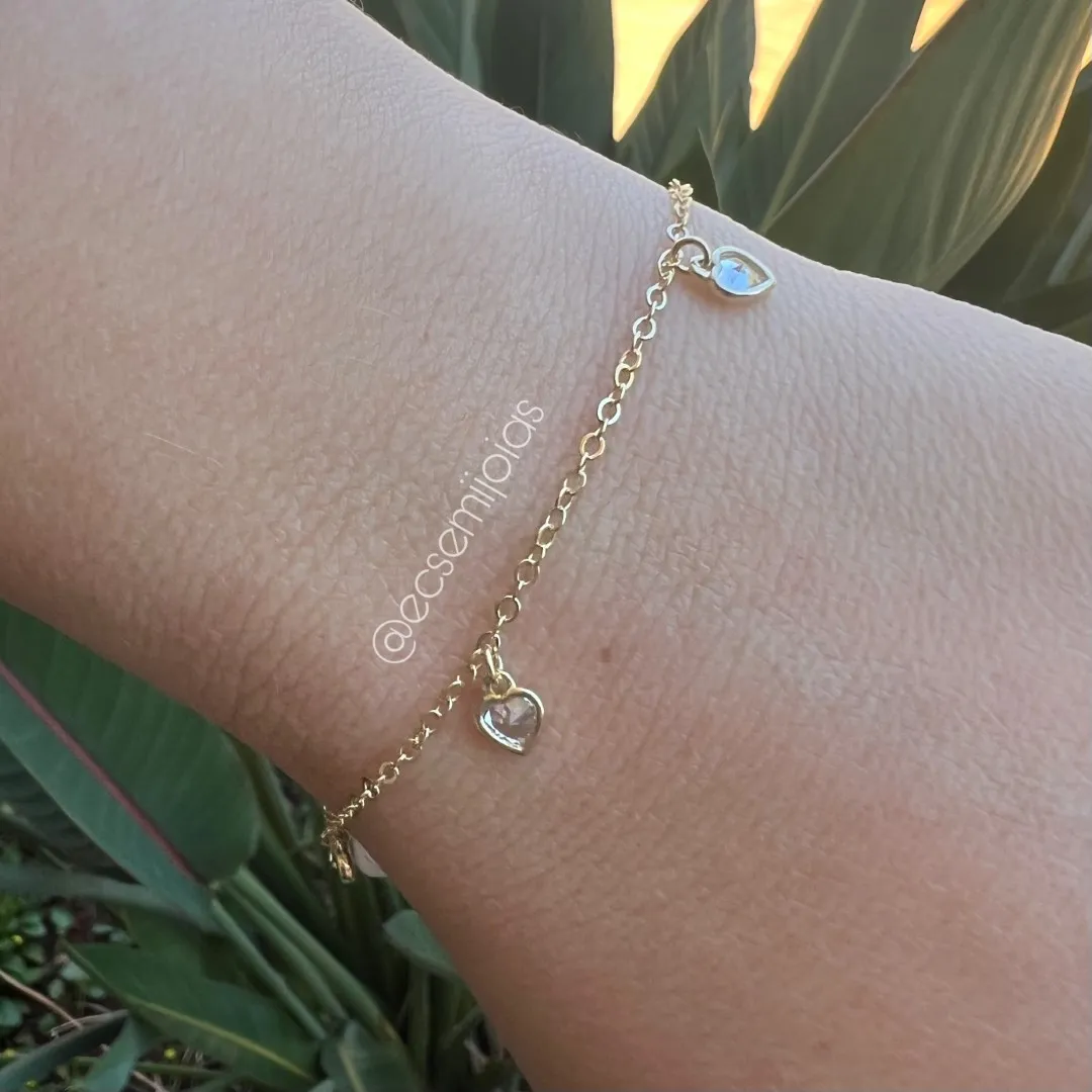 Pulseira portuguesinha com 3 corações de zircônias penduradas - 16cm + extensor - banhado a ouro 18k