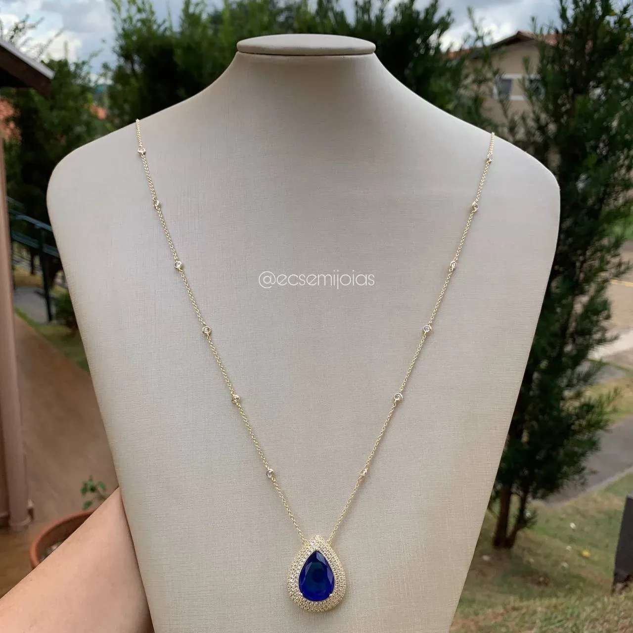 Colar de gota c/ pedra maior centro cravejado em volta - banhado a ouro 18k -  80 cm