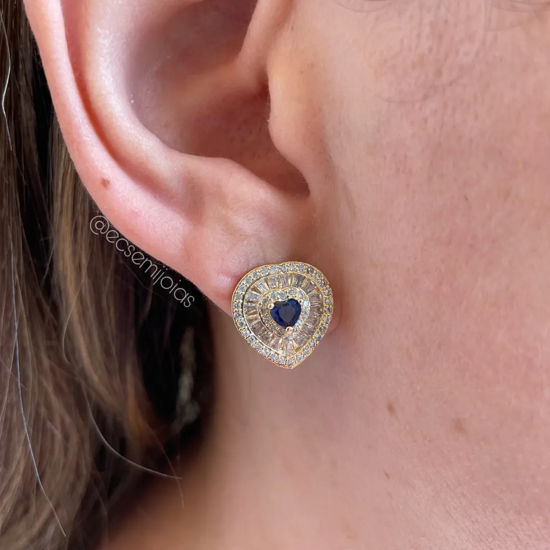 Conjunto de brinco e colar de coração com zircônia coração no centro com baguetes em volta e cravejado nas bordas - banhado a ouro 18k