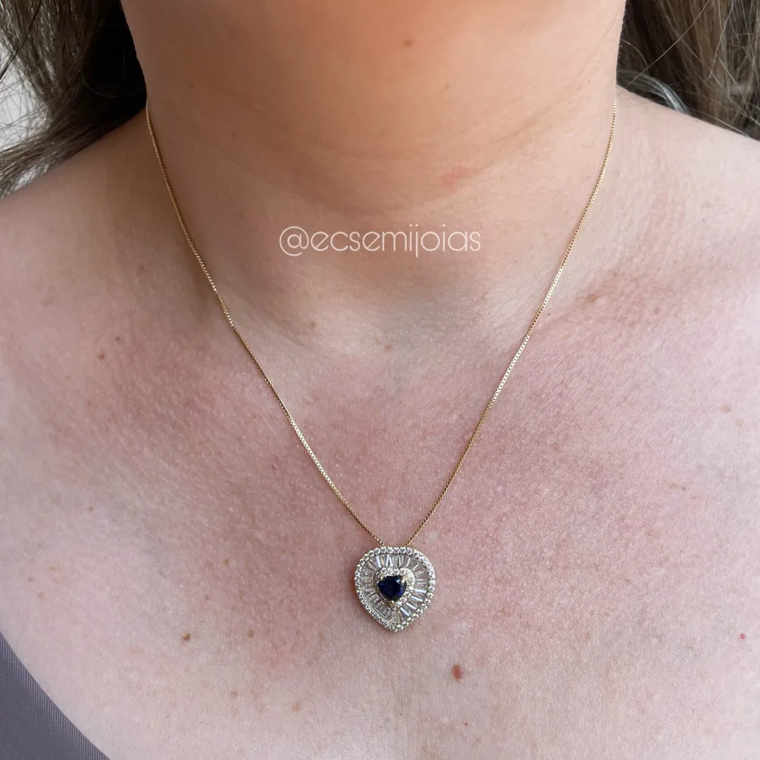 Conjunto de brinco e colar de coração com zircônia coração no centro com baguetes em volta e cravejado nas bordas - banhado a ouro 18k