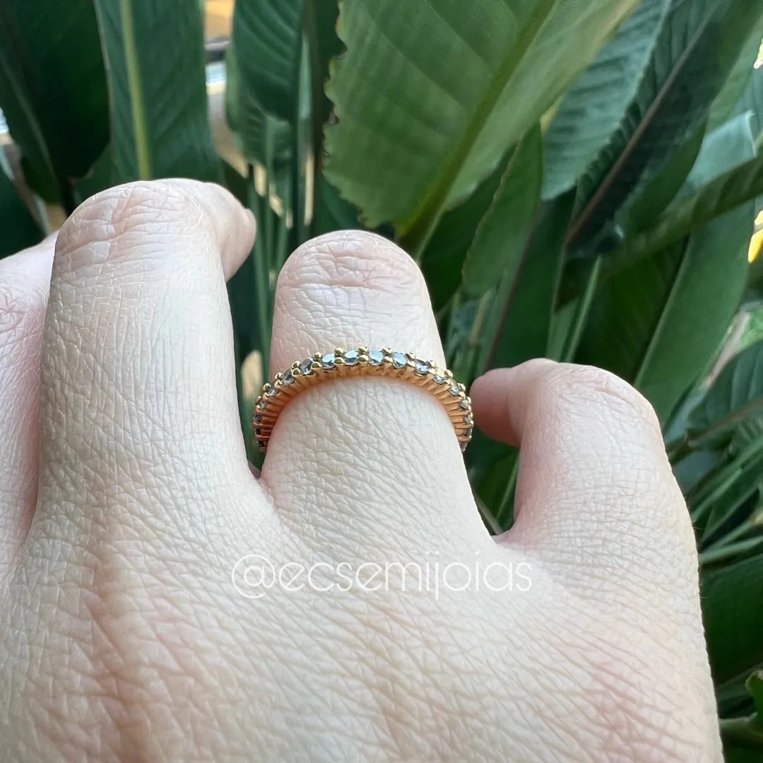 Anel 100% cravejado com 1 fileira de zircônias - banhado a ouro 18k