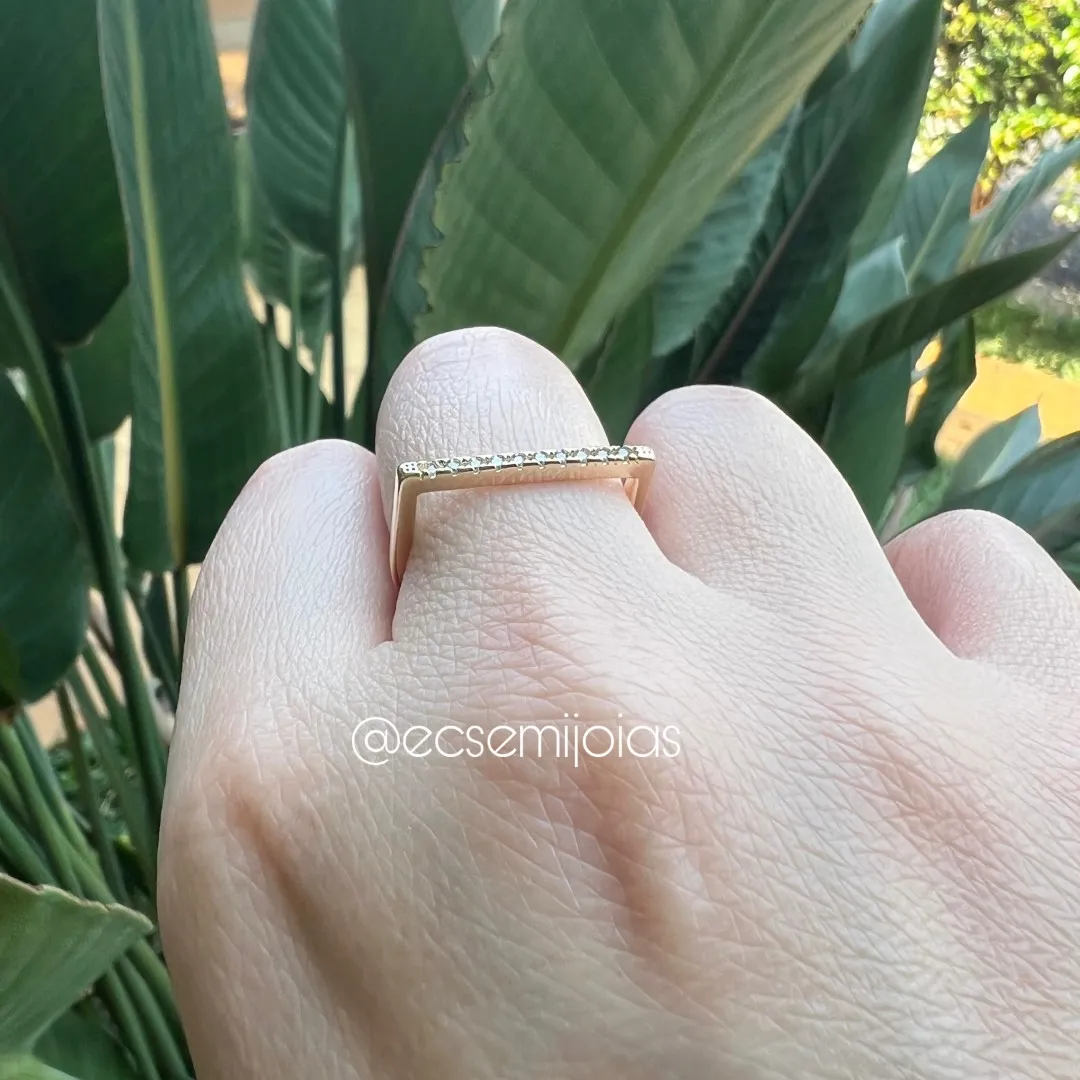 Anel com base reta e 1 fileira cravejada - banhado a ouro 18k