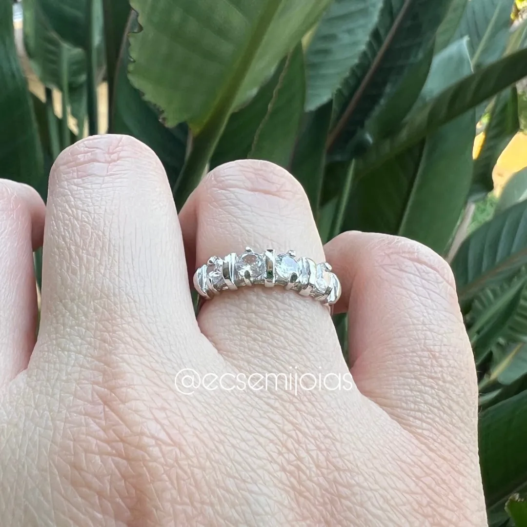 Anel com fileira de 4 zircônias 4mm - banhado a ródio branco