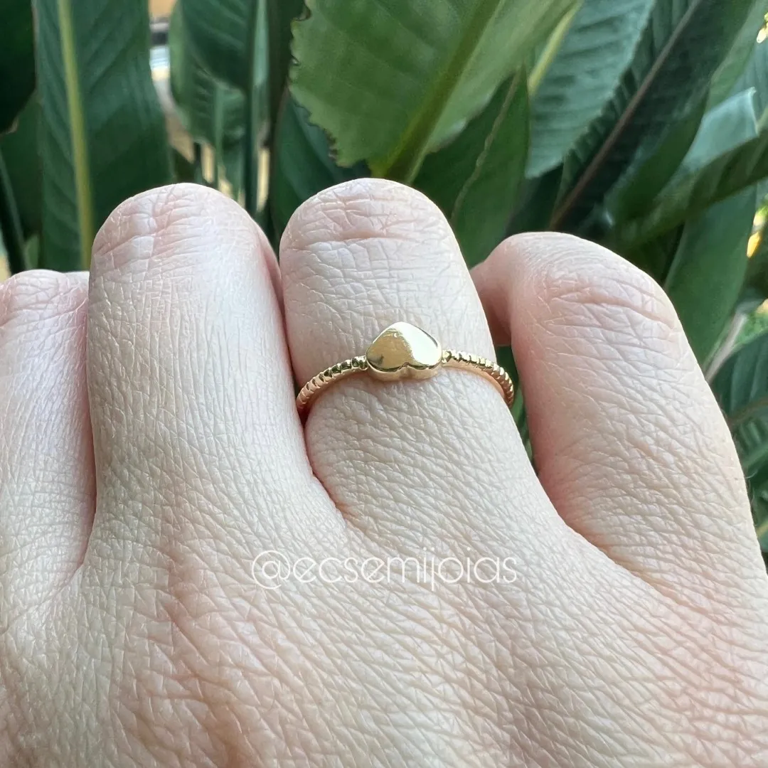 Anel coraçãozinho liso aro fino bombardeado - banhado a ouro 18k