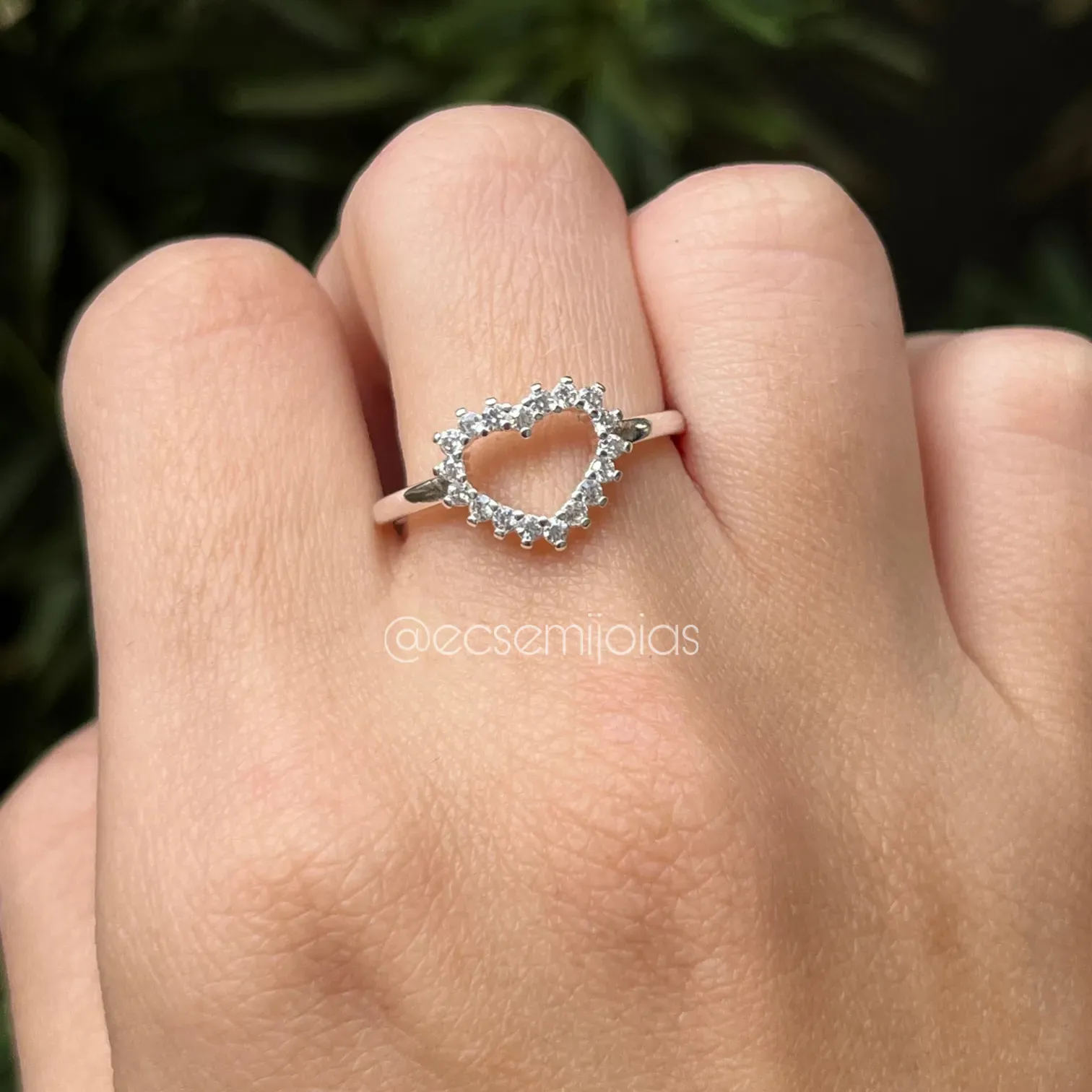 Anel de coração vazado cravejado com garras aparentes - 11x11mm - banhado a prata 925