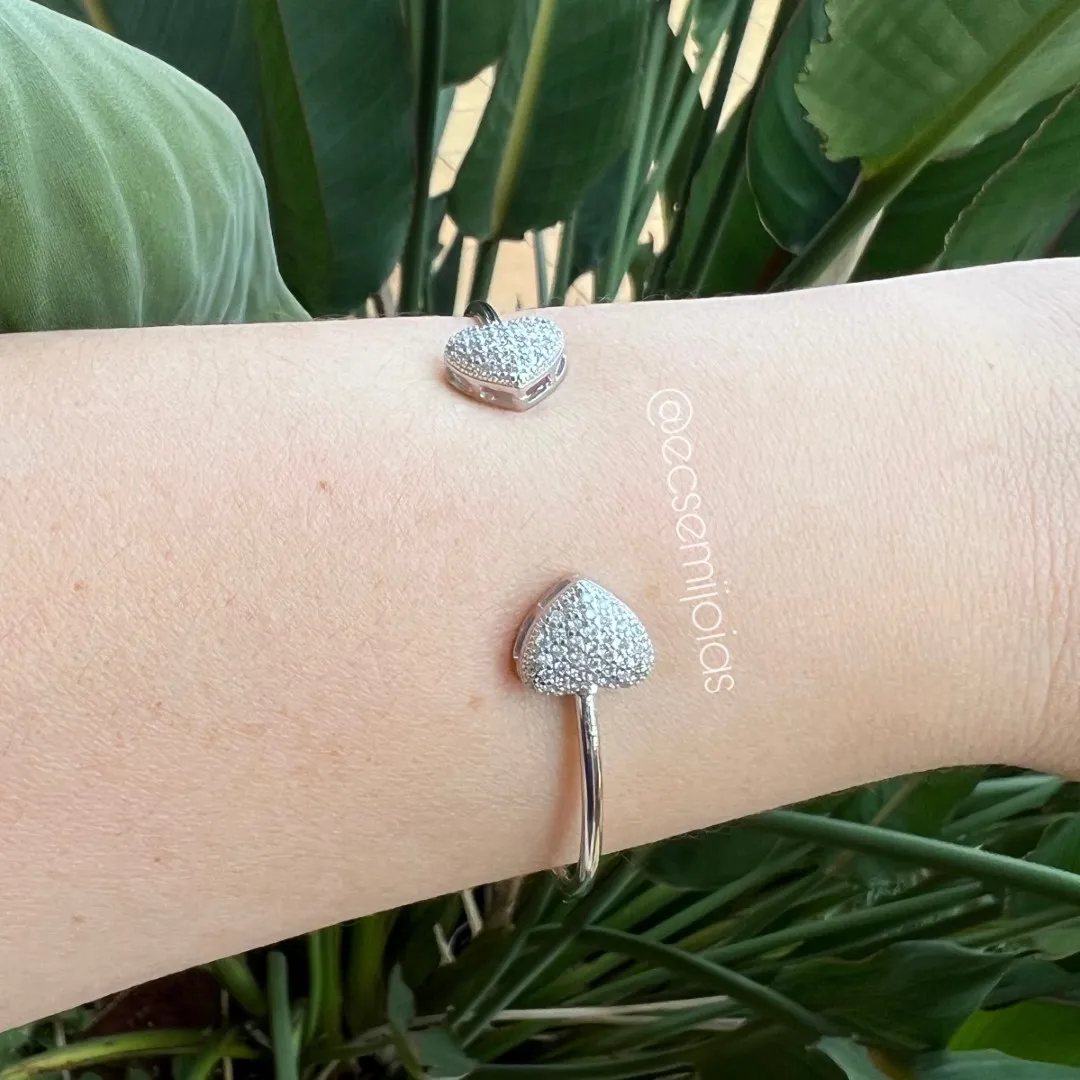 Bracelete com 2 corações cravejados em cada ponta - banhado a ródio branco