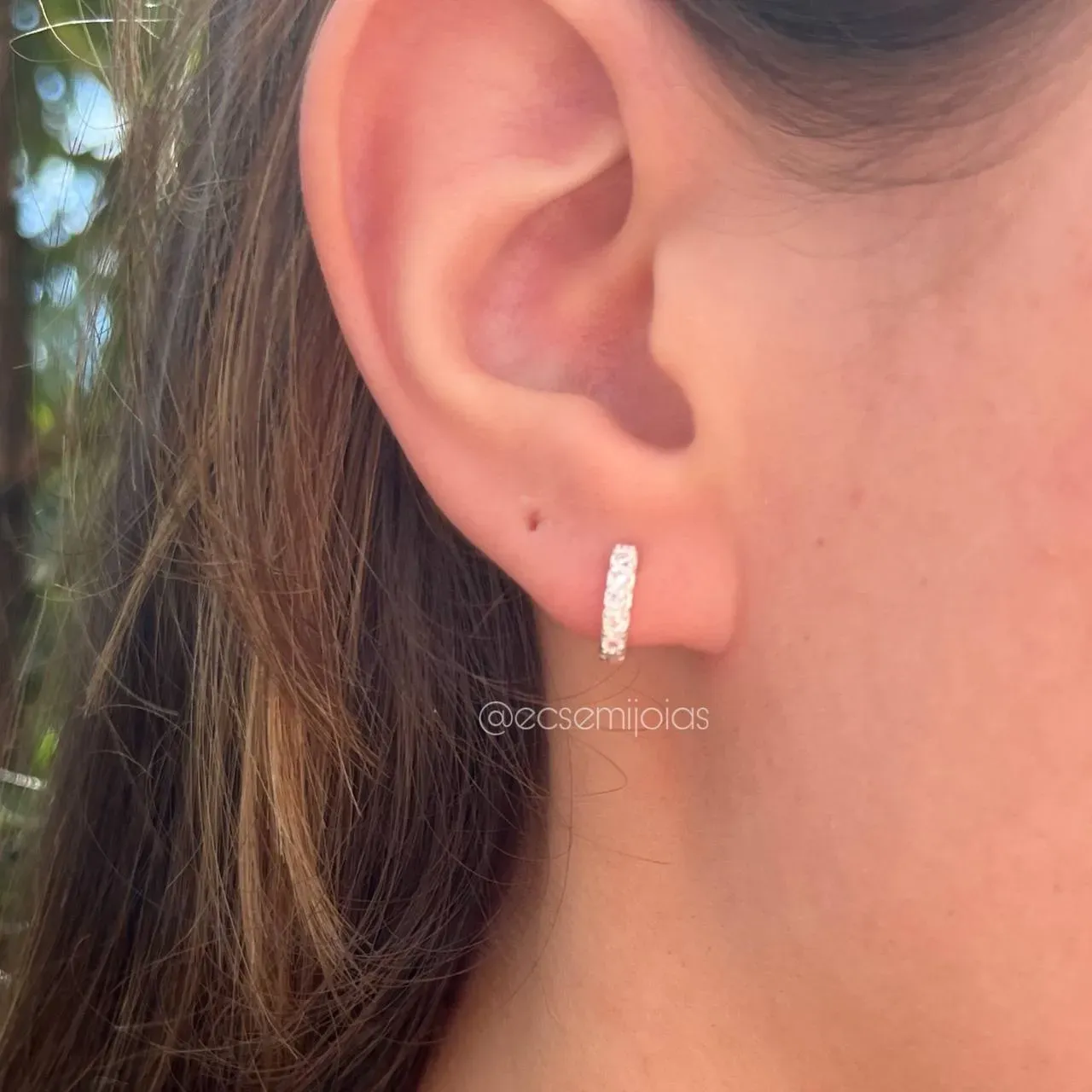 Brinco argola cravejada 5 zircônias P - banhado a ródio branco