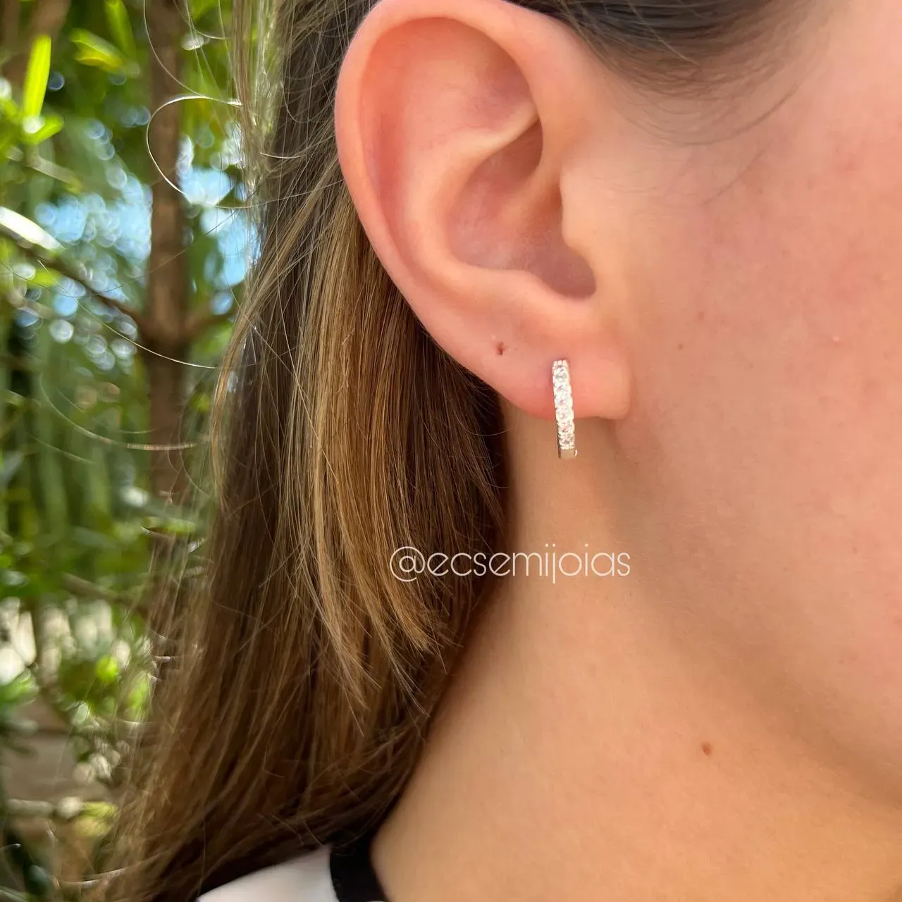 Brinco argola cravejada 7 zircônias M - banhado a ródio branco
