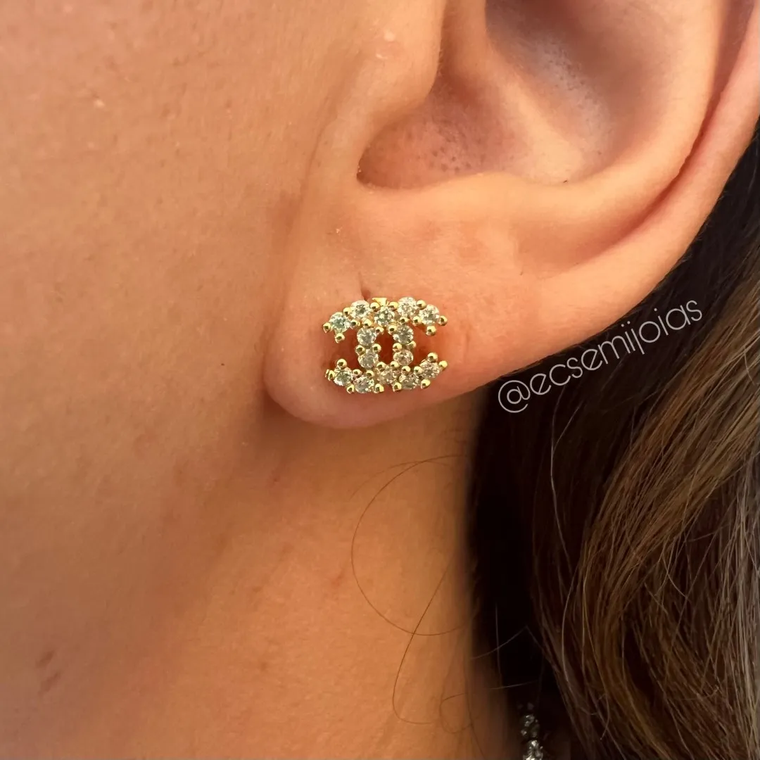 Brinco com 2 Cs cravejados cruzados na frente - 7x10mm - banhado a ouro 18k
