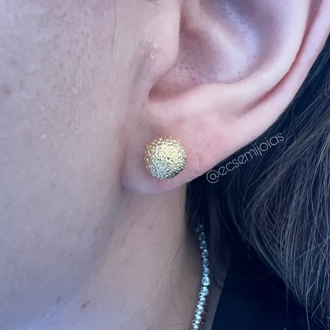 Brinco de bola bombardeada 8mm - banhado a ouro 18k