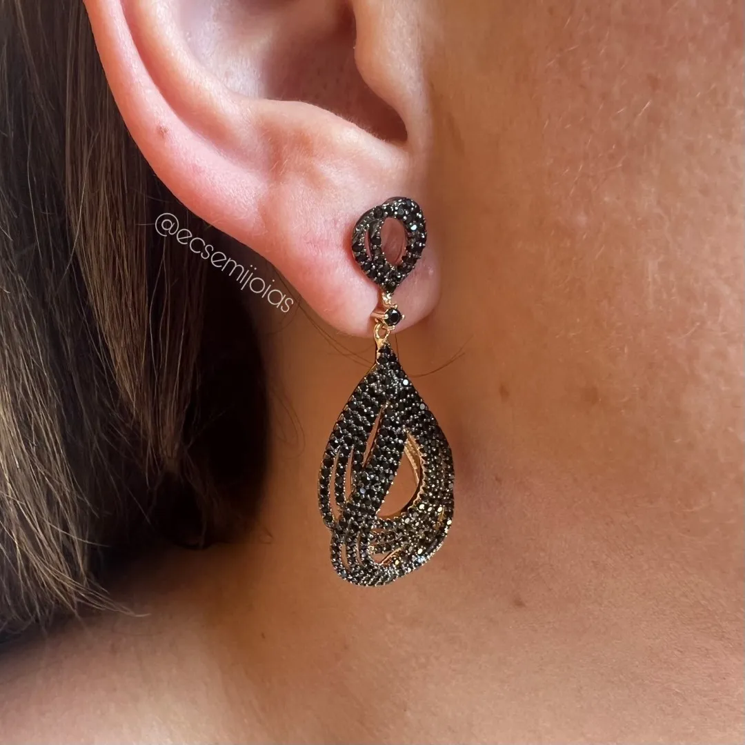 Brinco de gota dupla vazada entrelaçadas cravejada - banhado a ouro 18k