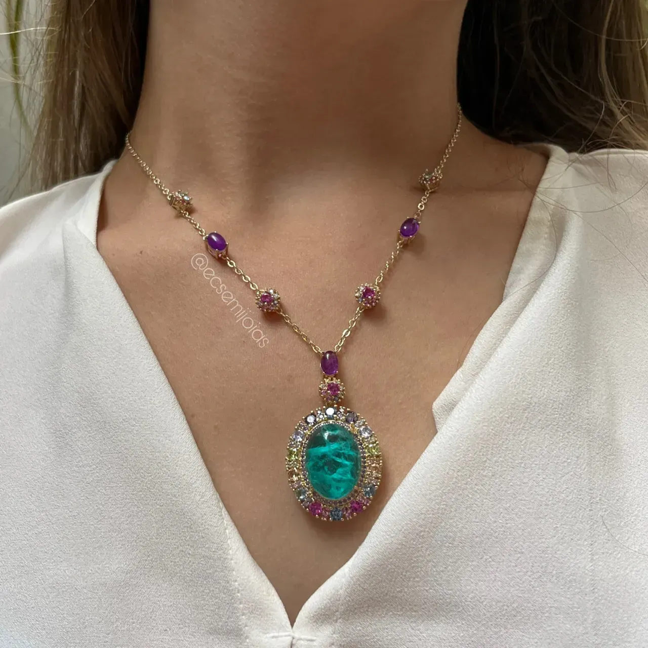 Colar com pedra fusion oval e bordas com zircônias maiores - 45 cm + extensor - banhado a ouro 18k