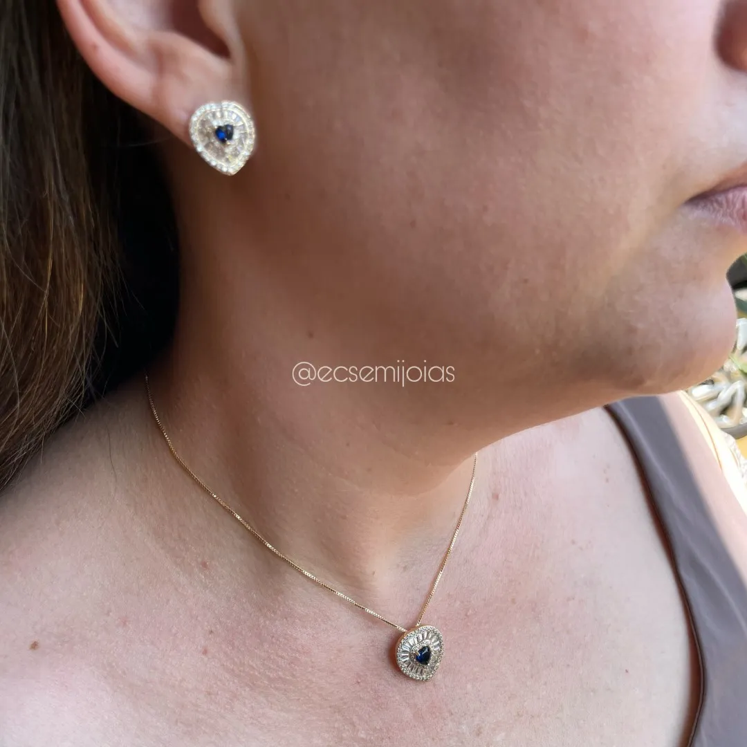 Conjunto de brinco e colar de coração com zircônia coração no centro com baguetes em volta e cravejado nas bordas - banhado a ouro 18k