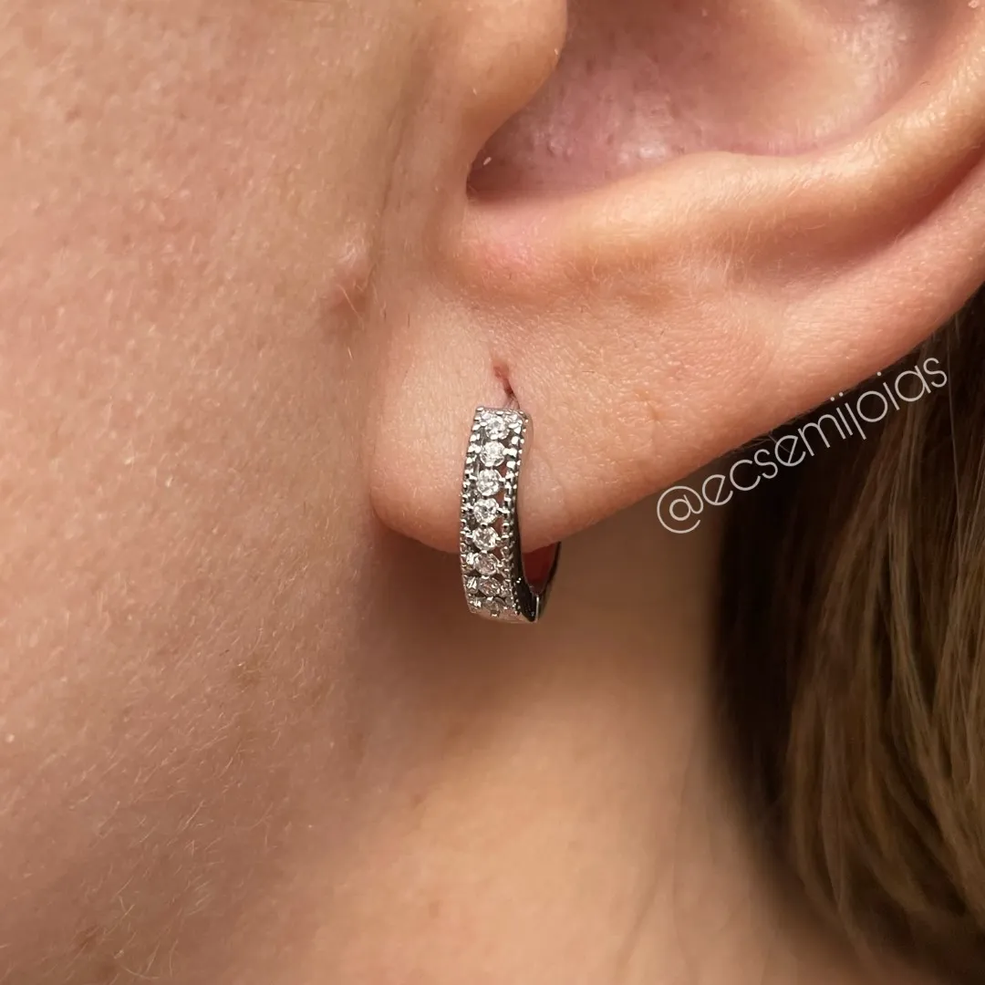 Argola com 1 fileira cravejada com bordas vazadas (M) - 14mm - banhado a ródio branco
