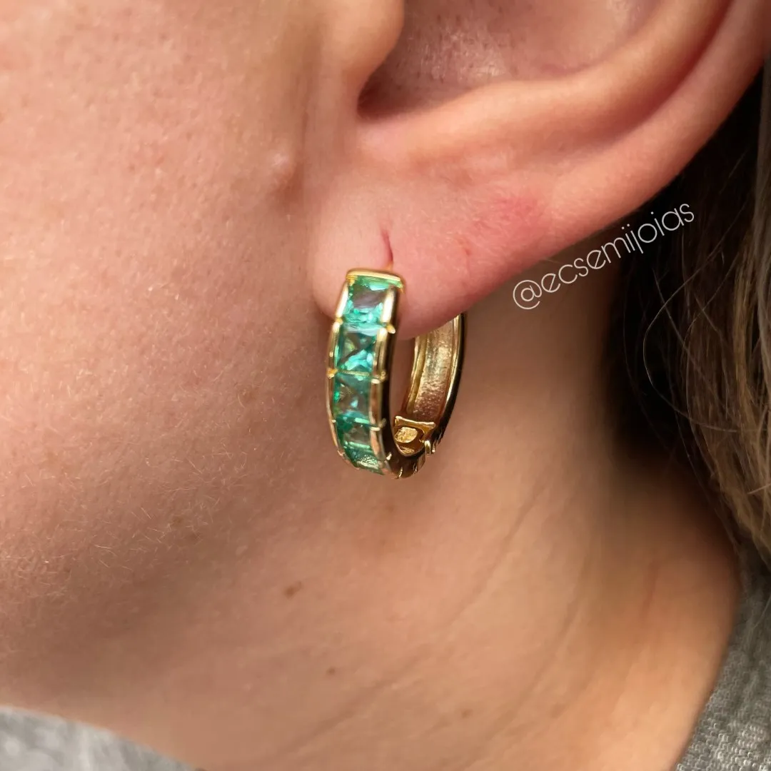 Argola com 1 fileira de zircônias quadradas maiores - 19mm - banhado a ouro 18k