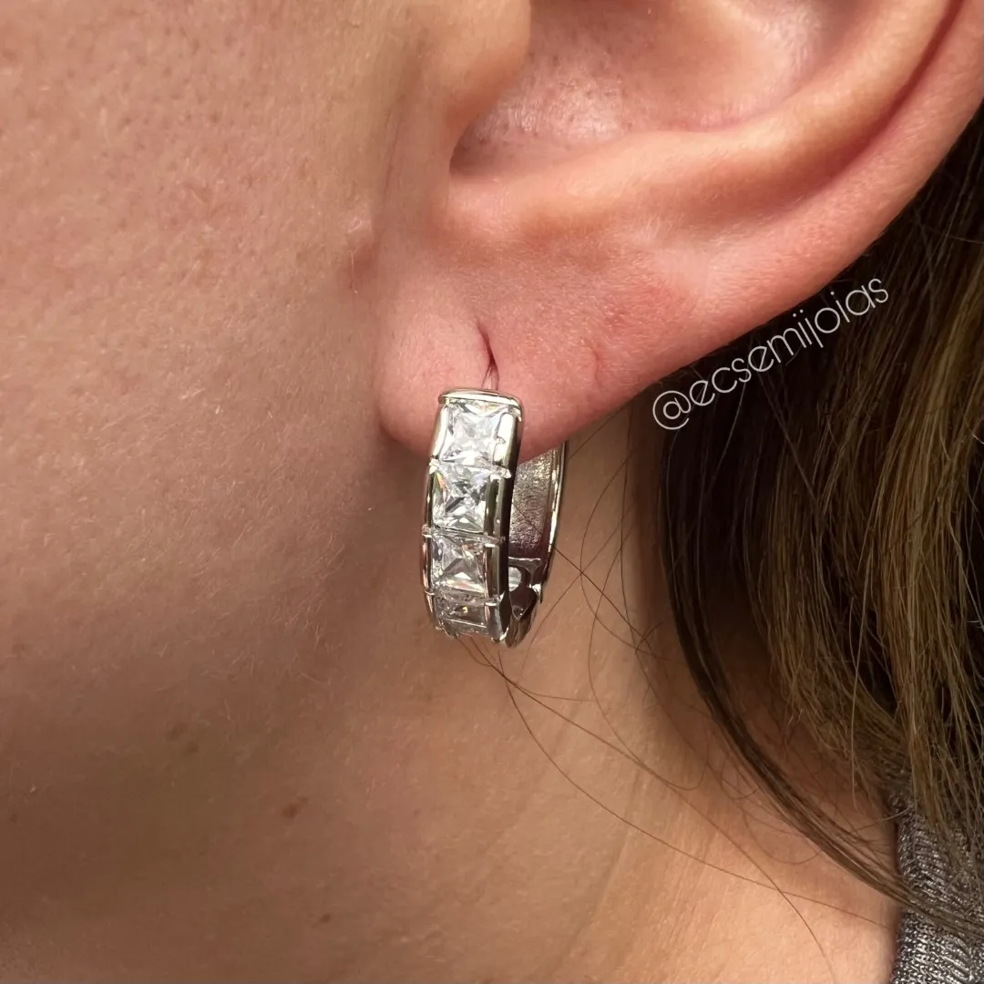 Argola com 1 fileira de zircônias quadradas maiores - 19mm - banhado a ródio branco