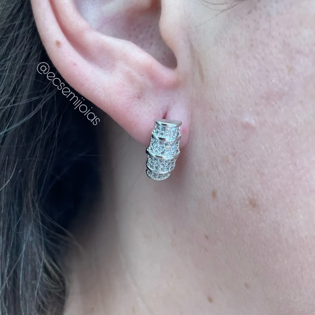 Argola com 4 camadas cravejadas - banhado a ródio branco