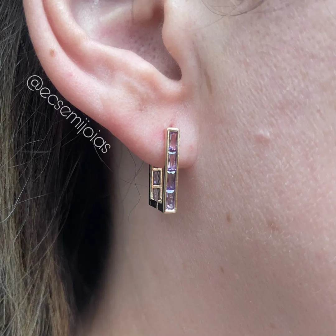 Argola retangular com 1 fileira cravejada com zircônias baguetes (G) - 15x22mm - banhado a ouro 18k