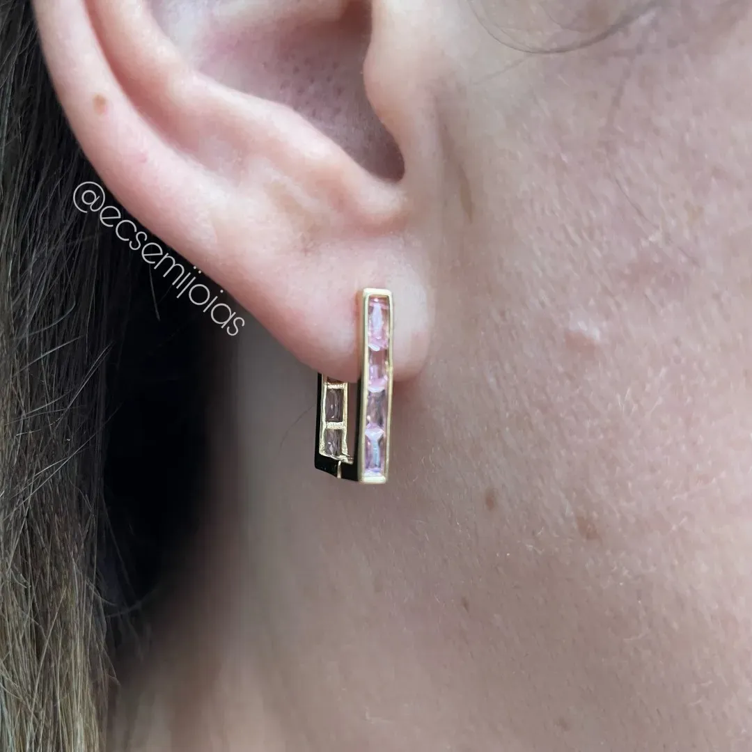 Argola retangular com 1 fileira cravejada com zircônias baguetes (M) - 14x17mm - banhado a ouro 18k