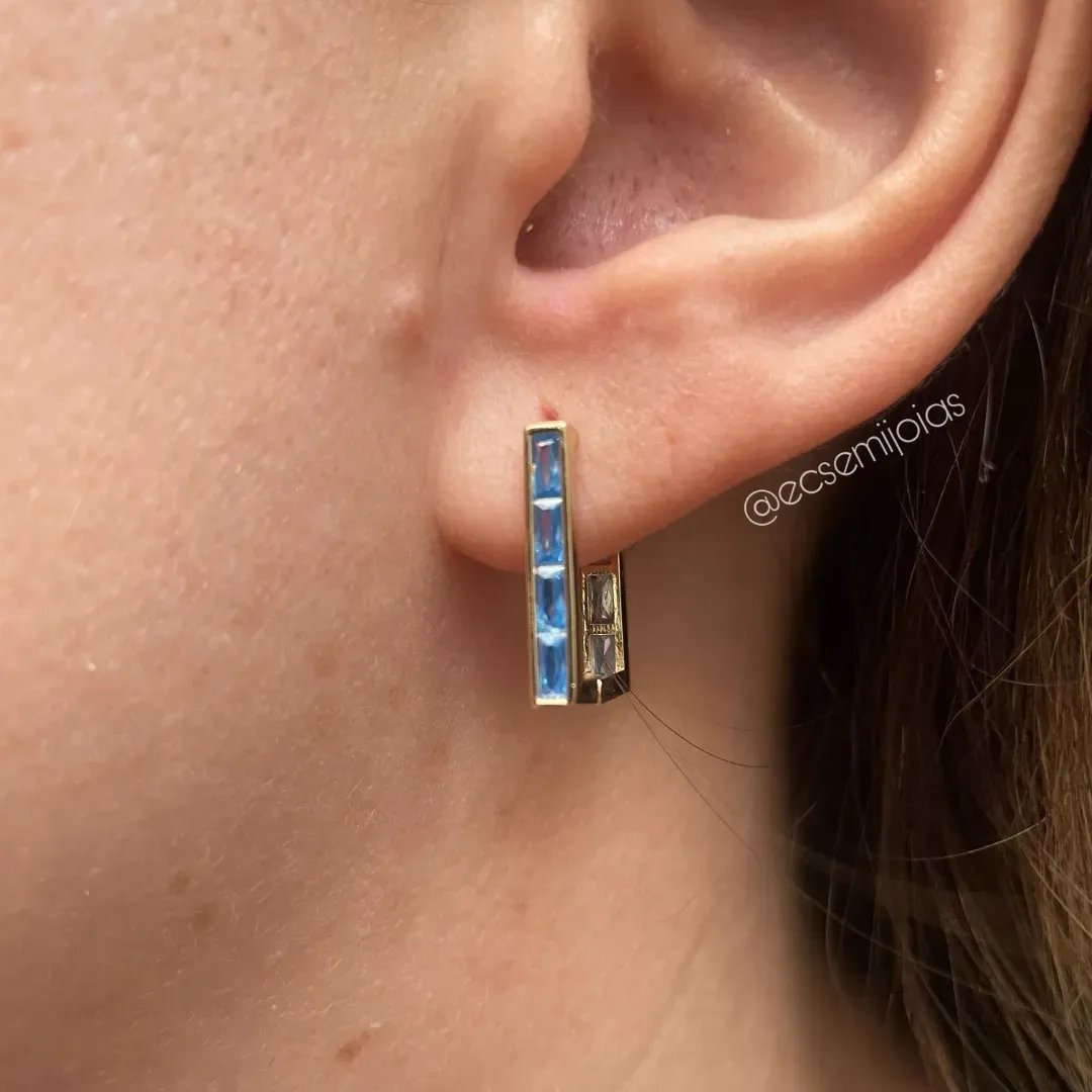 Argola retangular com 1 fileira cravejada com zircônias baguetes (M) - 14x17mm - banhado a ouro 18k
