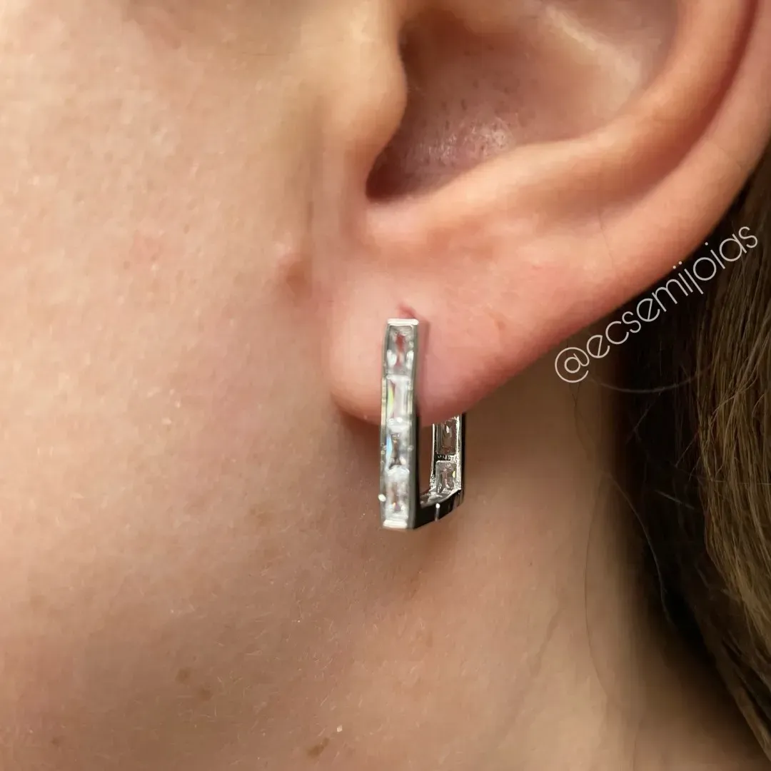 Argola retangular com 1 fileira cravejada com zircônias baguetes (P) - 11x13mm - banhado a ródio branco