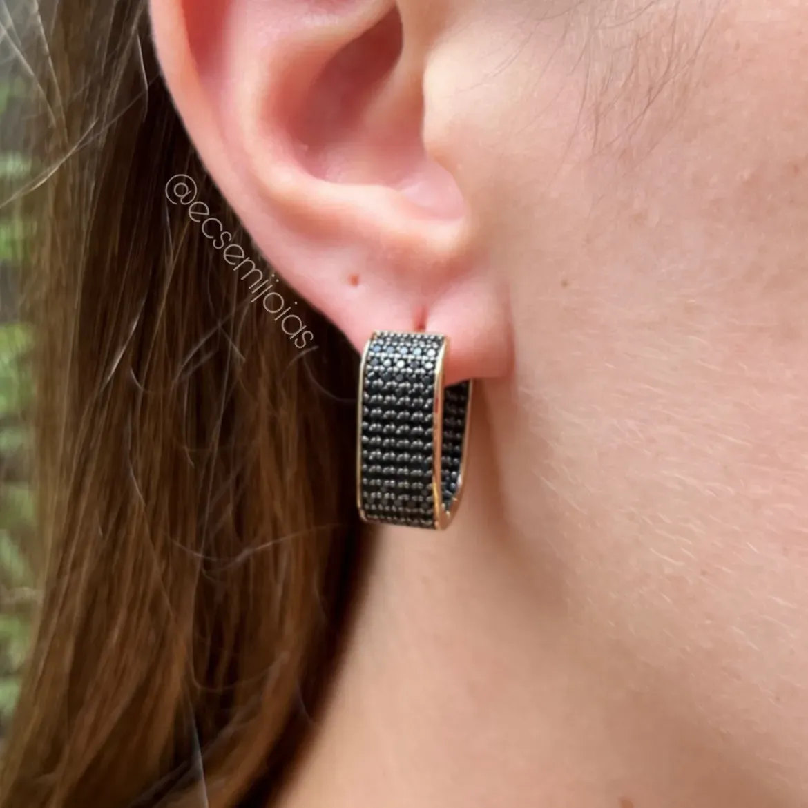 Argola retangular com 5 fileiras cravejadas por dentro e fora - 8x22mm - banhado a ouro 18k