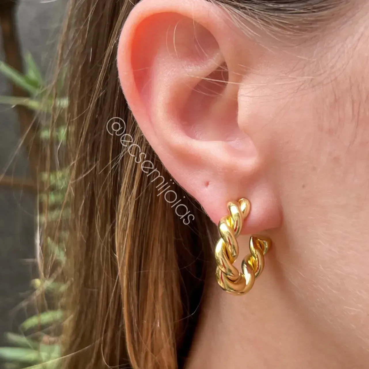 Argola torcida - 5x24mm - banhado a ouro 18k