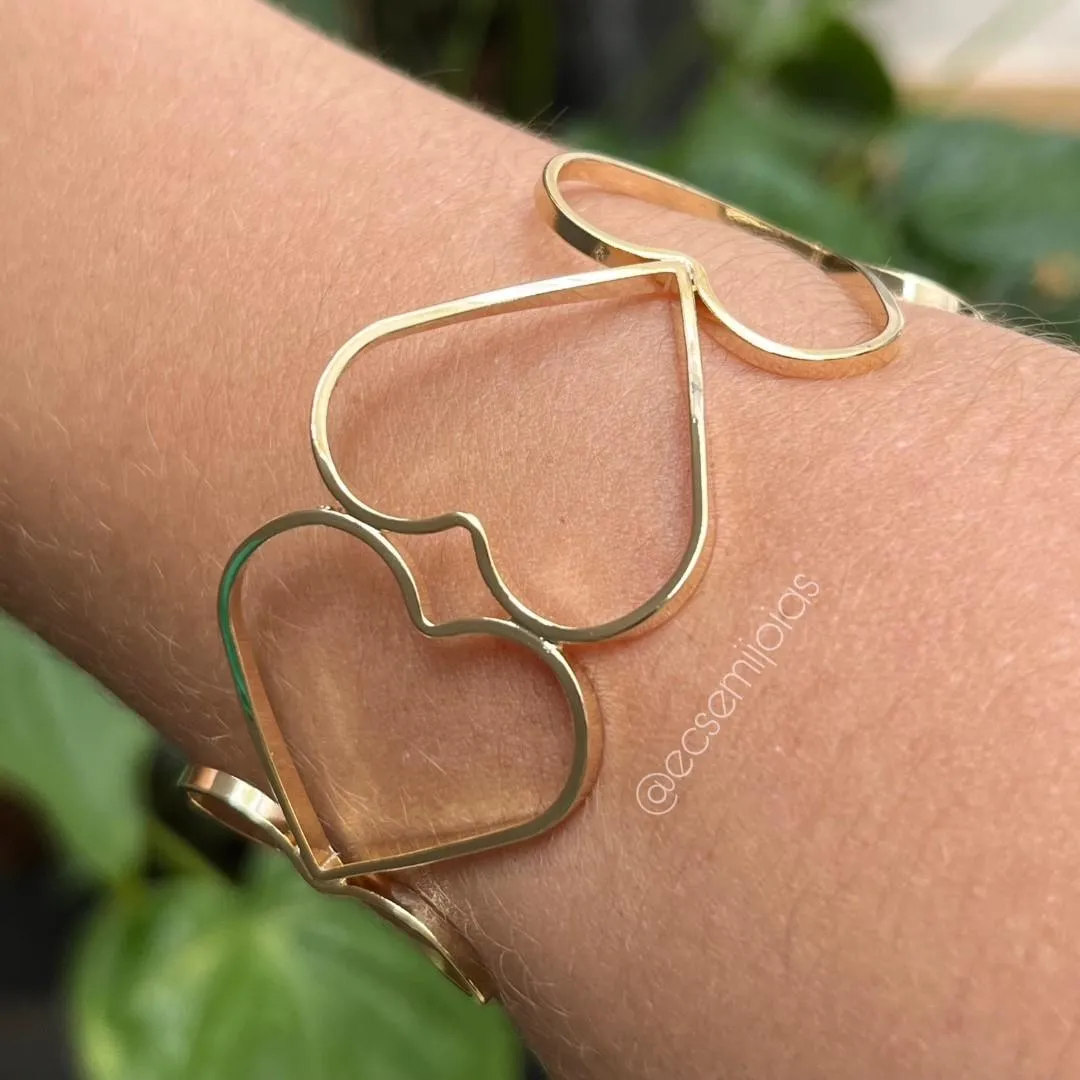 Bracelete com corações grandes lisos vazados - banhado a ouro 18k