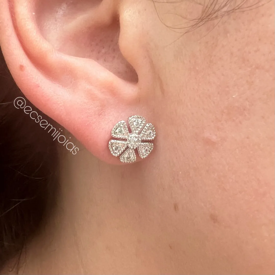 Brinco de flor com 6 pétalas cravejadas - banhado a ródio branco