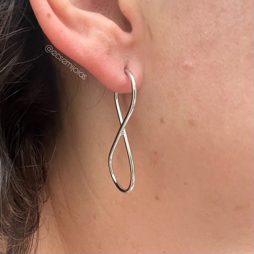 Brinco infinito liso vazado - banhado a ródio branco