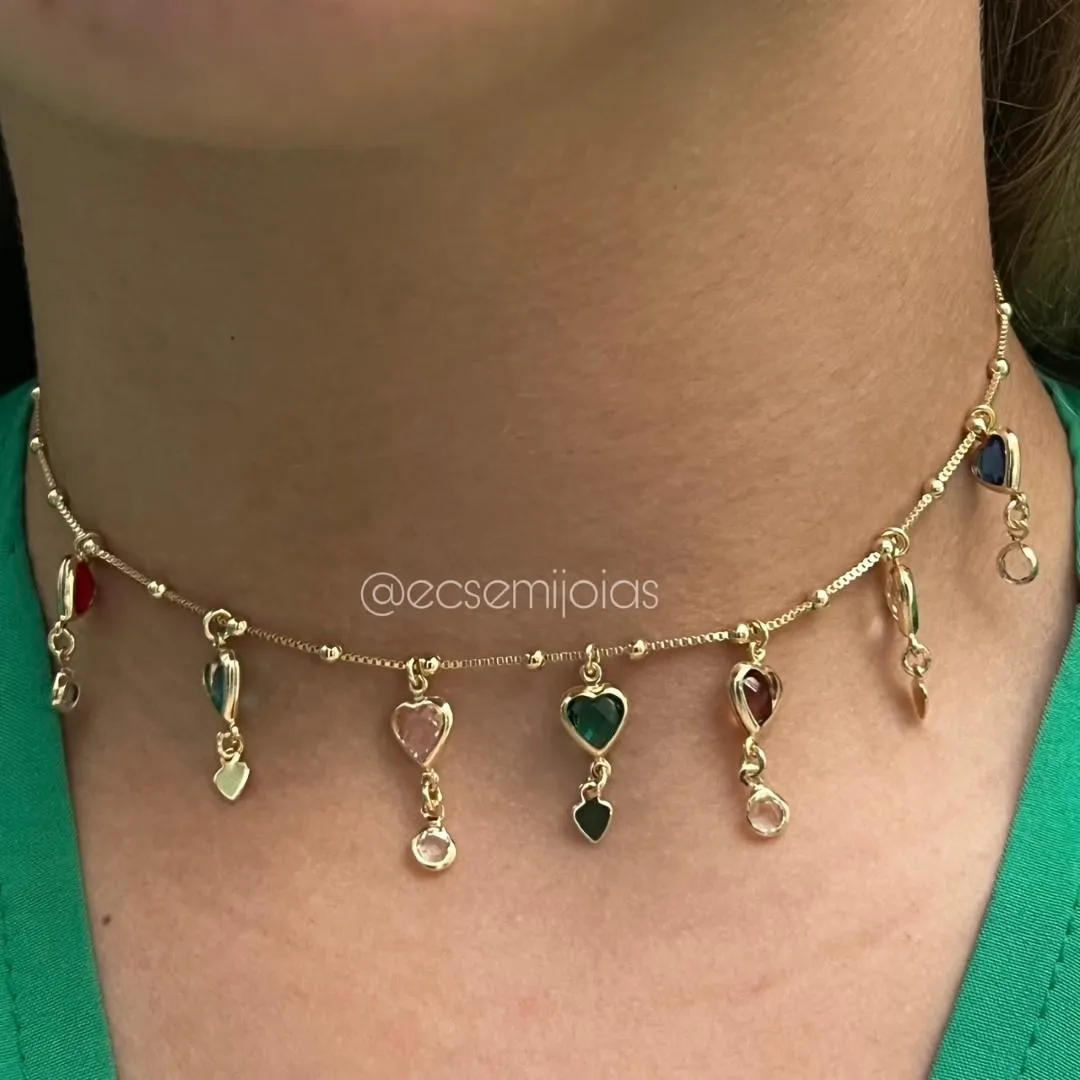 Choker com corações coloridos pendurados - 32cm + extensor - banhado a ouro 18k