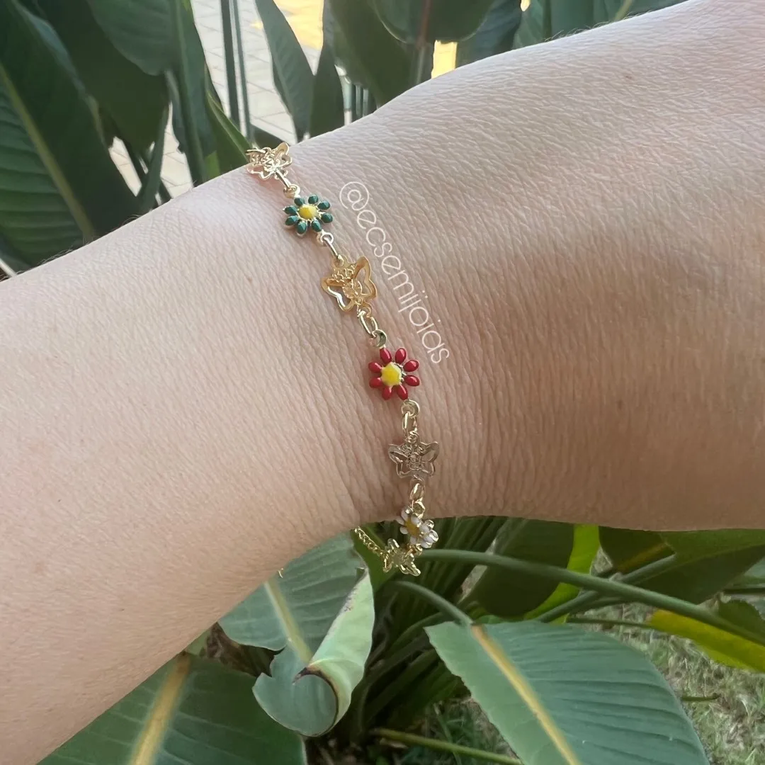 Pulseira com flores coloridas e borboletas lisas - 19cm + extensor - banhado a ouro 18k