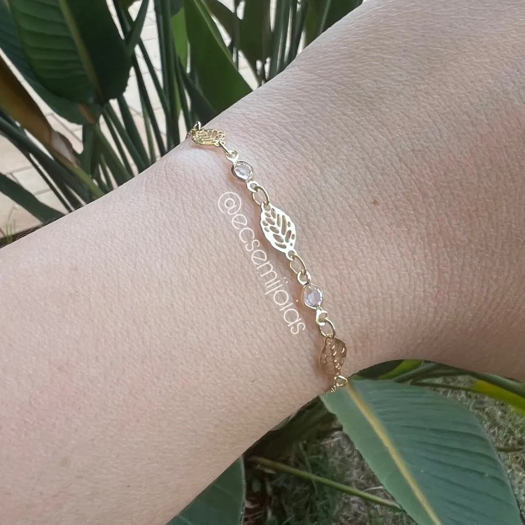 Pulseira com folhas lisas vazadas com cristais intercalados - 18cm - banhado a ouro 18k