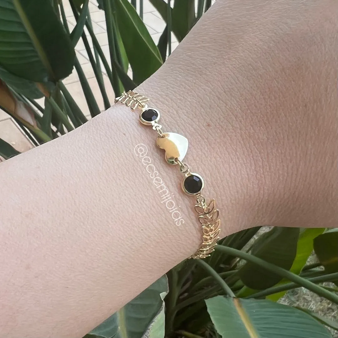 Pulseira de elo escama com coração liso no centro e cristais de cada lado - 14cm + extensor - banhado a ouro 18k