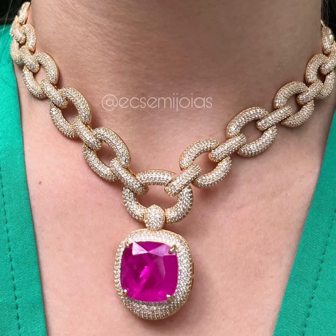 Conjunto de brinco e colar de pedra fusion quadrada cravejado em volta - elos da corrente cravejados - pingente 2,8cm - 40cm - banhado a ouro 18k