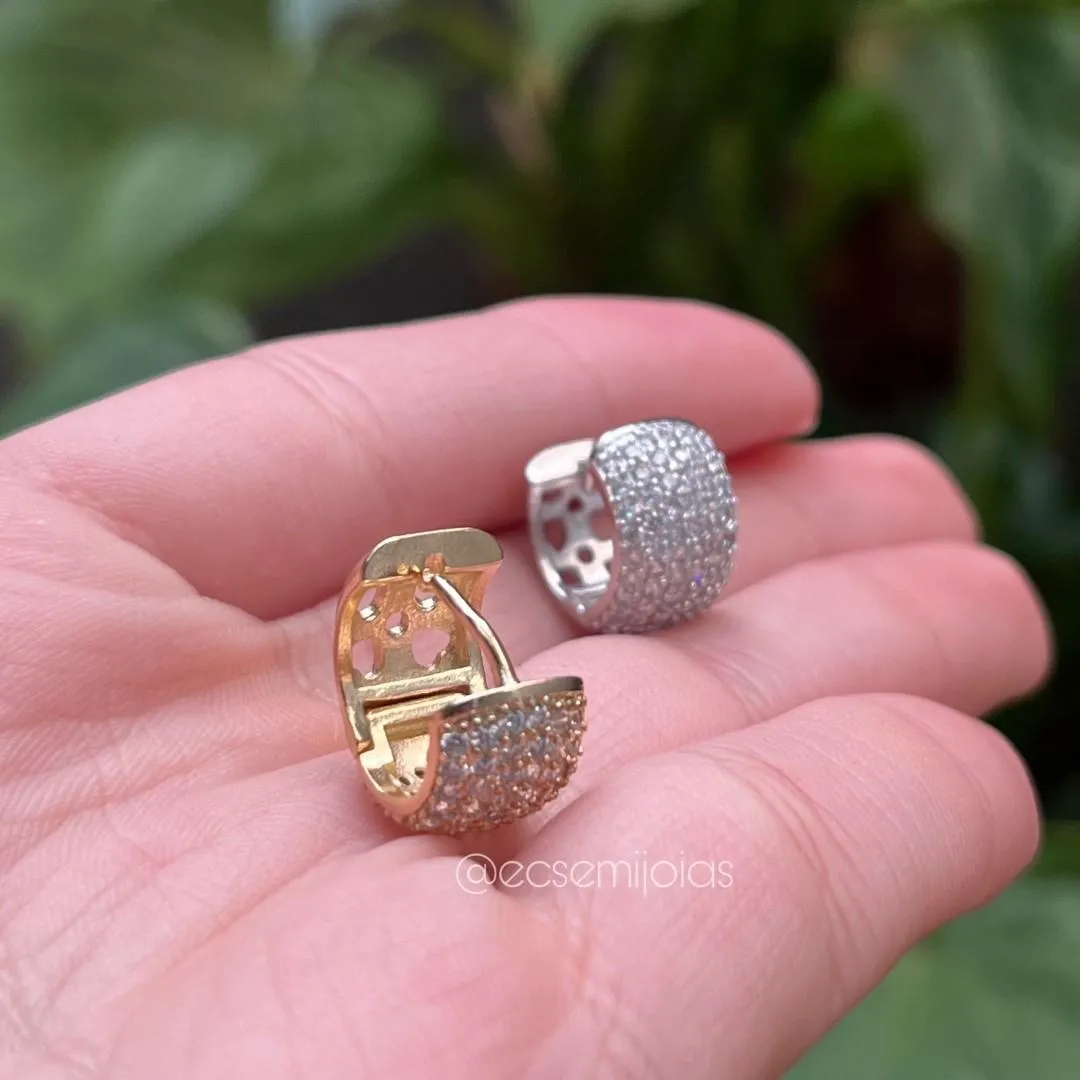 Argola com com 6 fileiras cravejadas - 9x15mm - banhado a ouro 18k