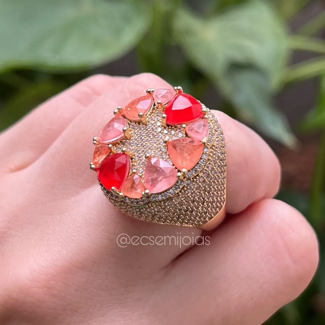 Conjunto de anel e brinco com pedras triângulares grandes cravejadas em volta - banhado a ouro 18k