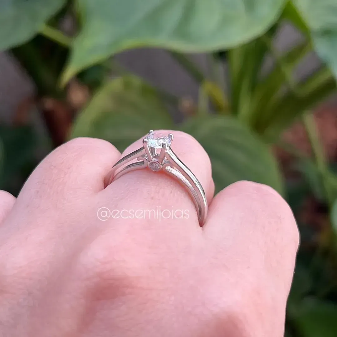 Anel solitário 5mm com aro arabesco com 1 zircônia - banhado a ródio branco