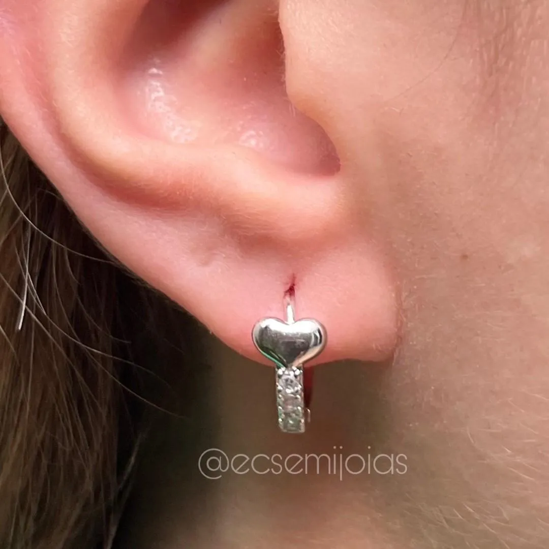 Argola com coração liso e 1 fileira cravejada - banhado a ródio branco