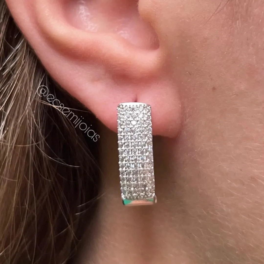 Argola em forma de gota com 4 fileiras cravejadas - banhado a ródio branco