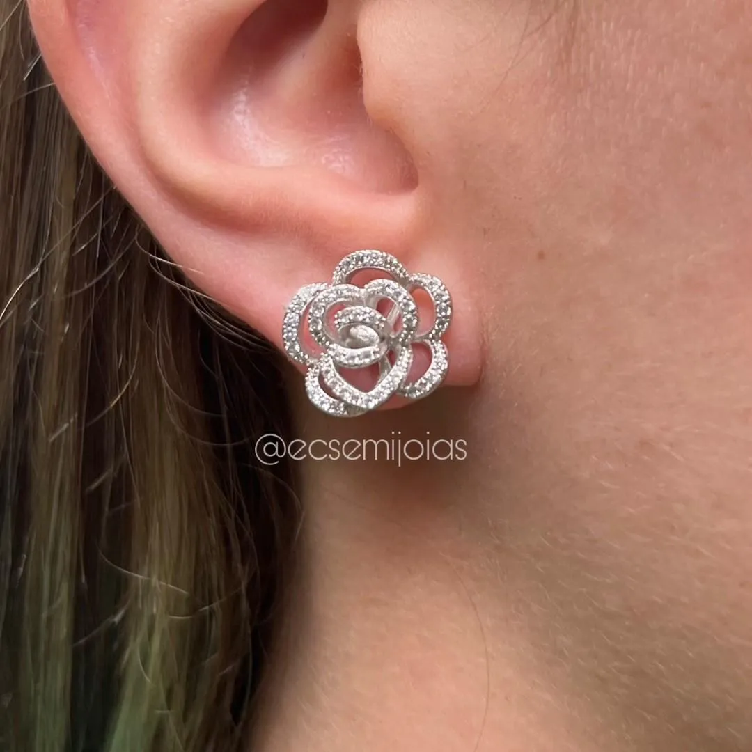 Brinco de flor cravejada vazada - banhado a ródio branco
