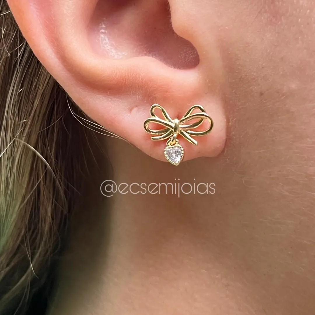 Brinco de laço vazado com coração de zircônia pendurada - banhado a ouro 18k