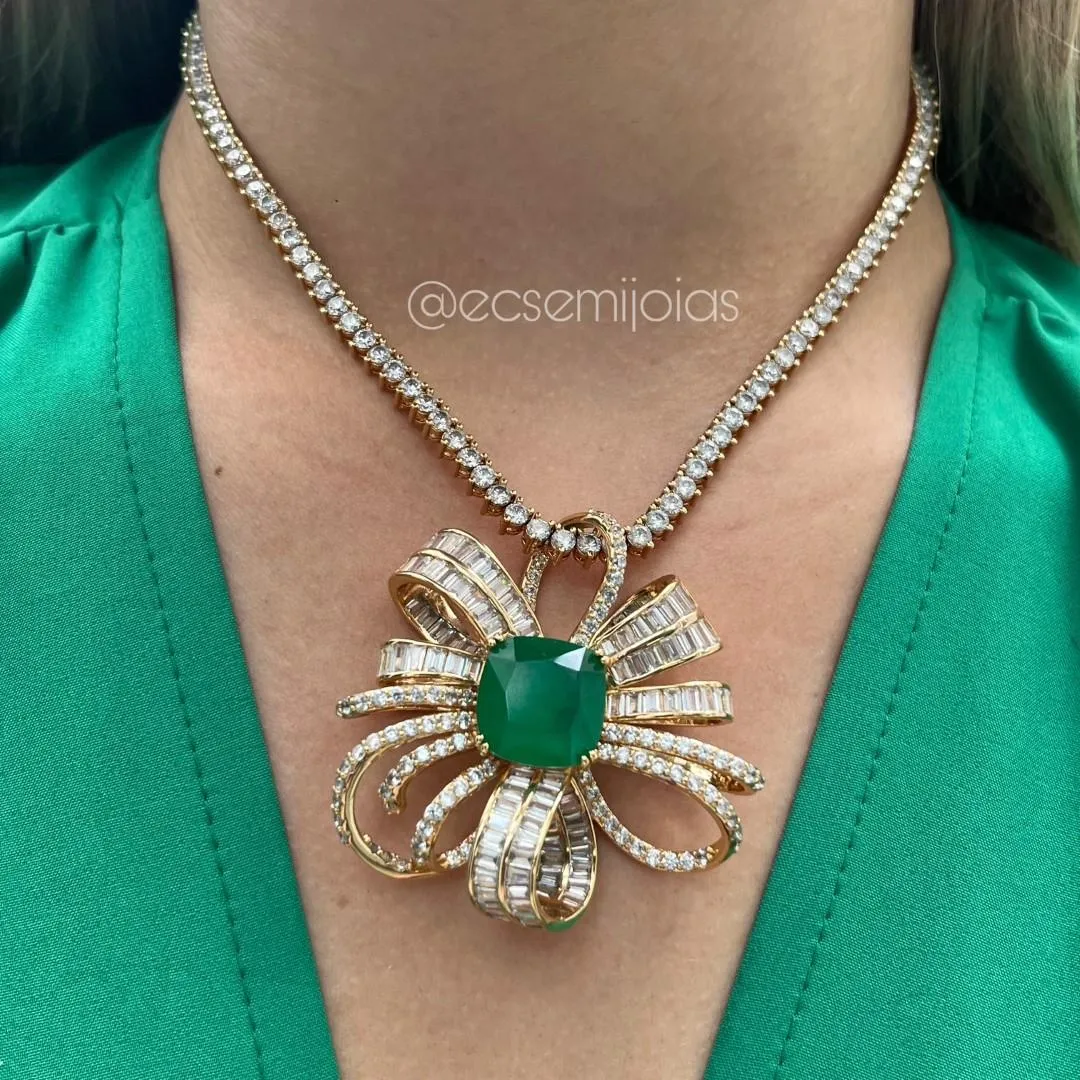 Colar com zircônias de 3 pontas com laço maxxi cravejado e pedra quadrada no centro - 40cm - banhado a ouro 18k