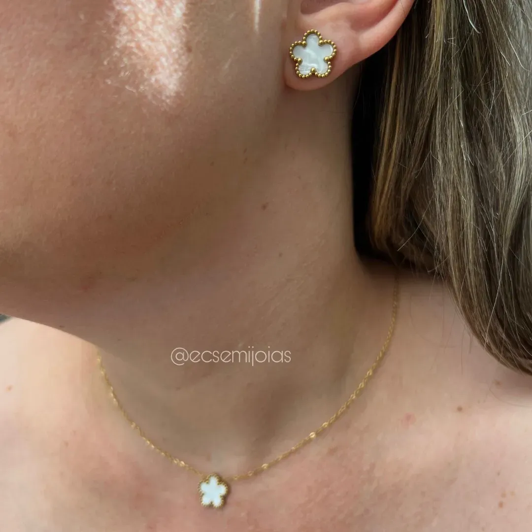 Conjunto de brinco e colar de flor com 5 pétalas - aço dourado
