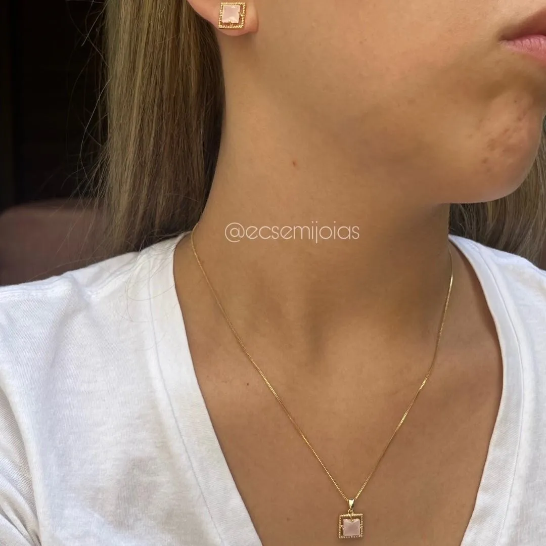 Conjunto de brinco e colar com pedra quadrada no centro com borda cravejada - 7mm - banhado a ouro 18k
