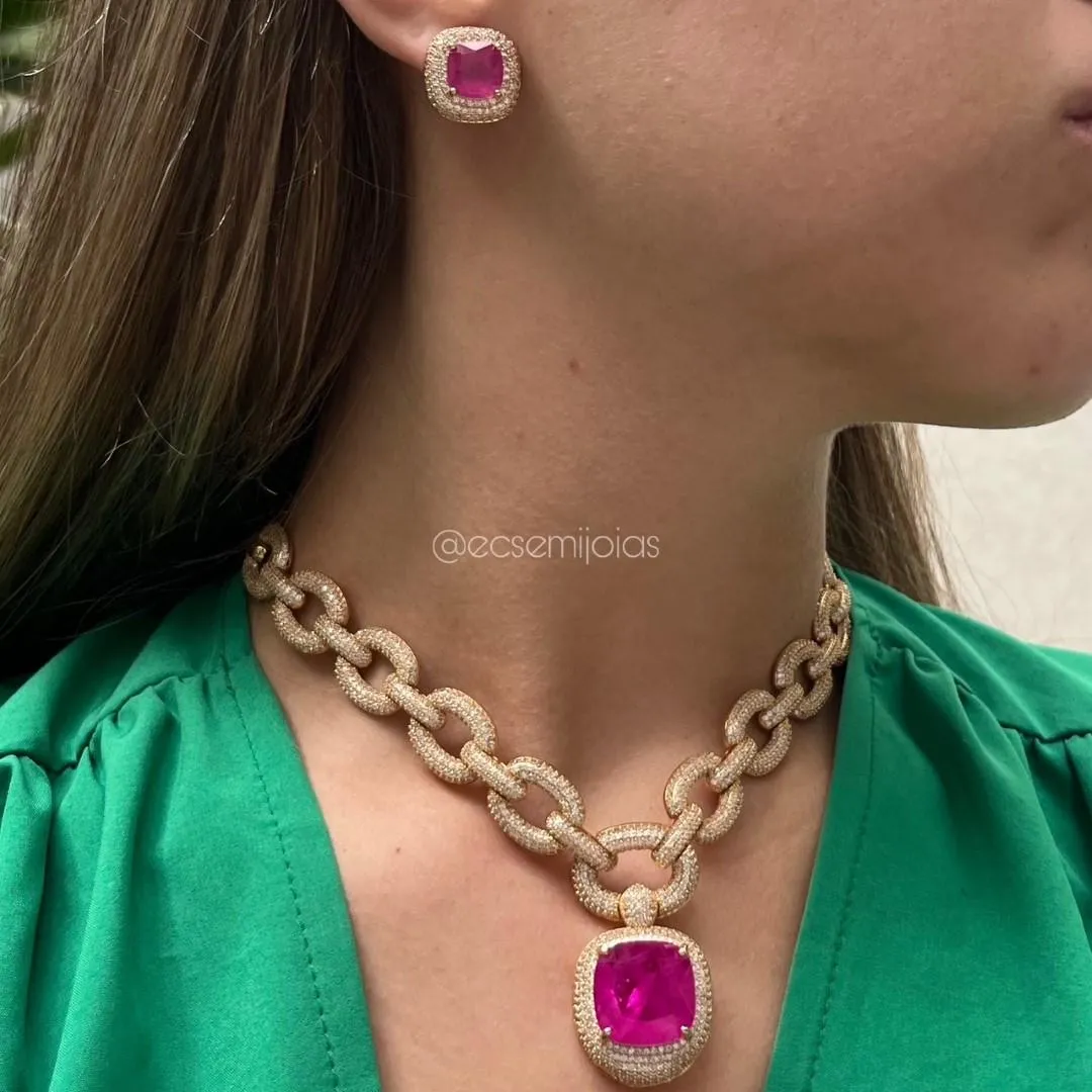 Conjunto de brinco e colar de pedra fusion quadrada cravejado em volta - elos da corrente cravejados - pingente 2,8cm - 40cm - banhado a ouro 18k