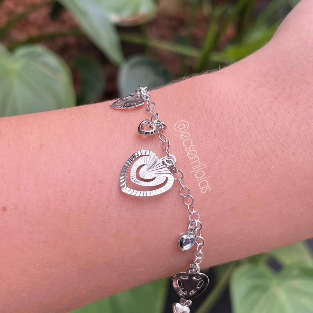 Pulseira com corações maiores trabalhados e corações menores de cristais  - banhado a ródio branco